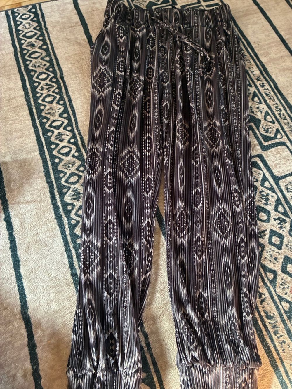 Women’s Black & White Aztec-Print Elastic Waist Joggers